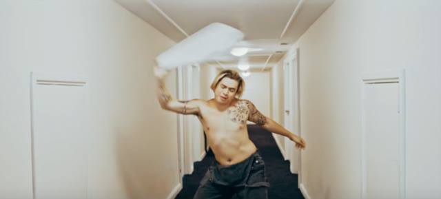 O comediante Whindersson Nunes interpreta um faxineiro que faz a festa nos corredores do prédio (Foto: YouTube/Reprodução)